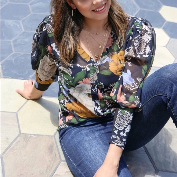 CAbi Snake Charmer Blouse Size M - Picture 3 of 14